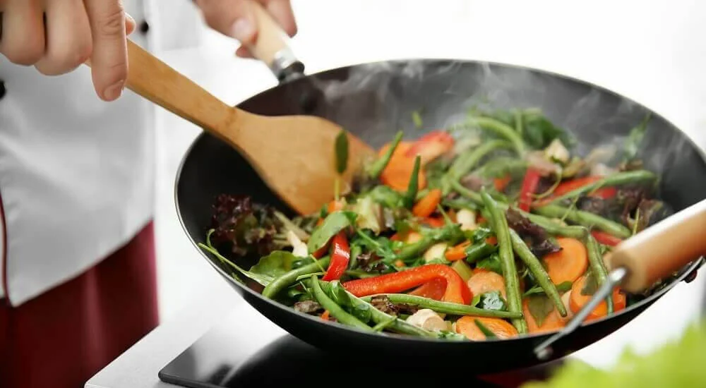Wok Pfanne auf Herd