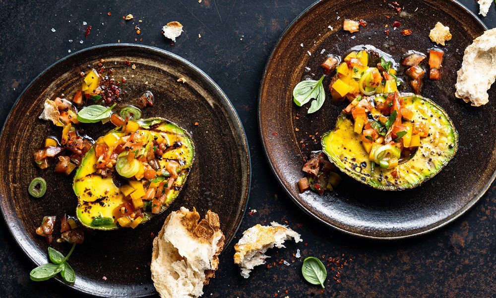 tischwelt Kochbuch Rezept Gegrillte Avocado Tomaten-Paprika-Salat