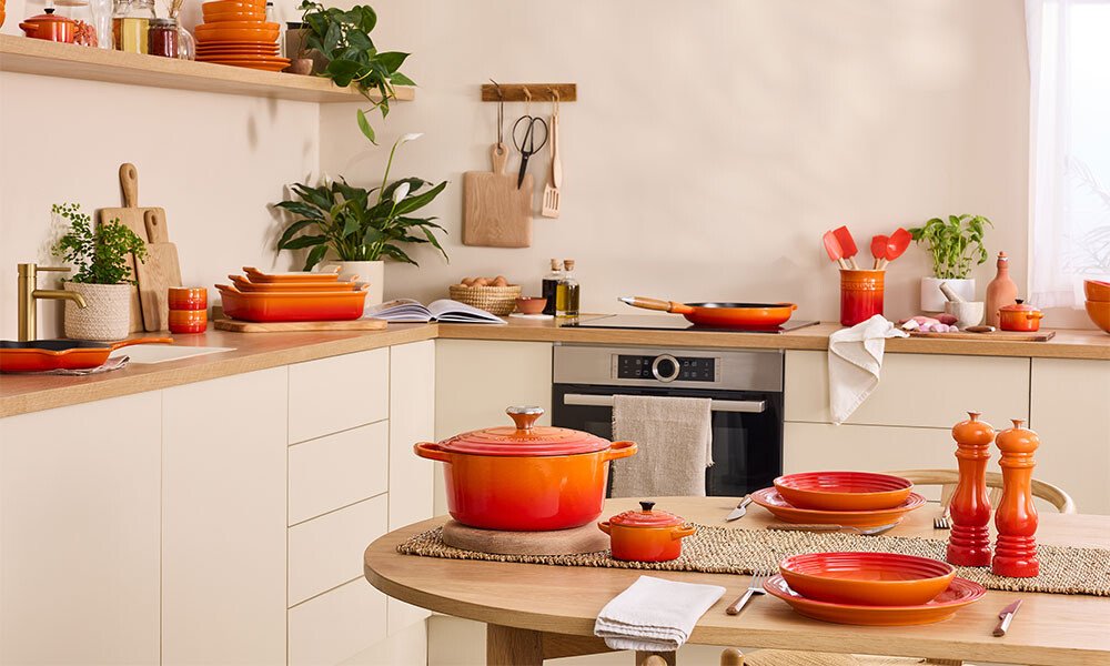 Die traditionsreichen Bräter und Pfannen von Le Creuset machen auch in modernen Küchen eine gute Figur.