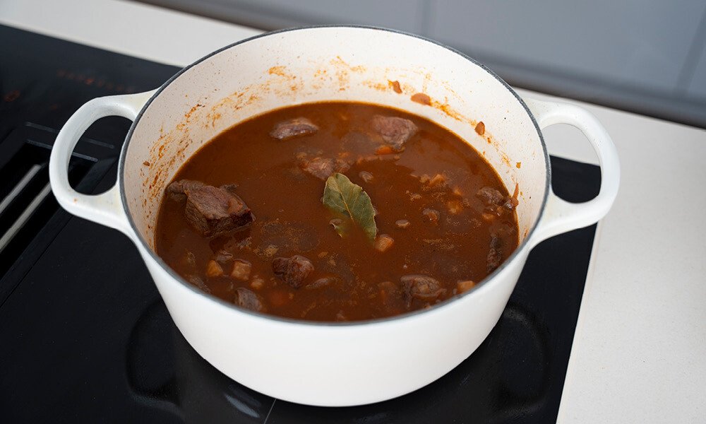 le-creuset-toepfe-pfannen-gusseisen-gulasch-rezept5