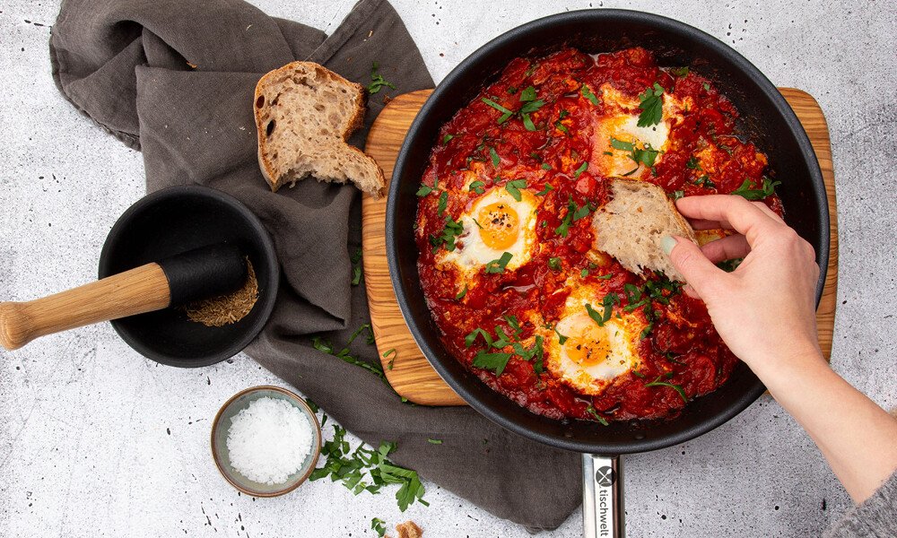 Shakshuka mit Brot schnabulieren