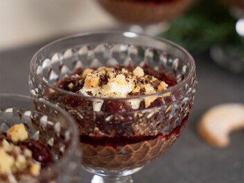 Schnelles Schokomousse mit Gewürz-Kirschen