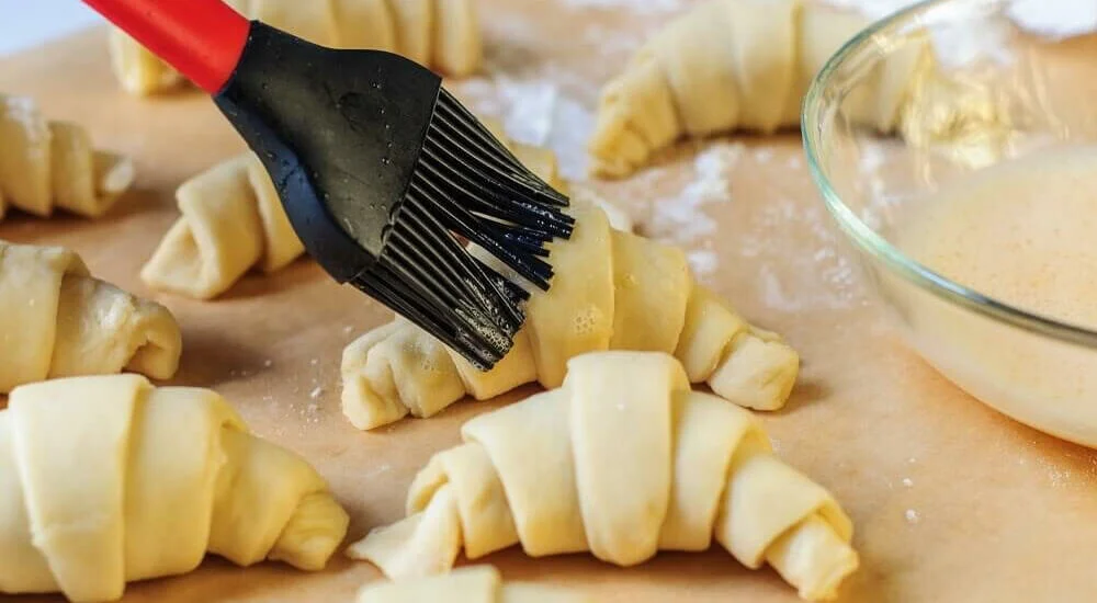 Backpinsel mit Croissants