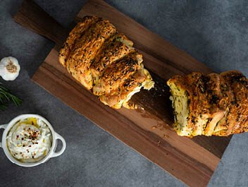 Kräuter-Käse-Zupfbrot