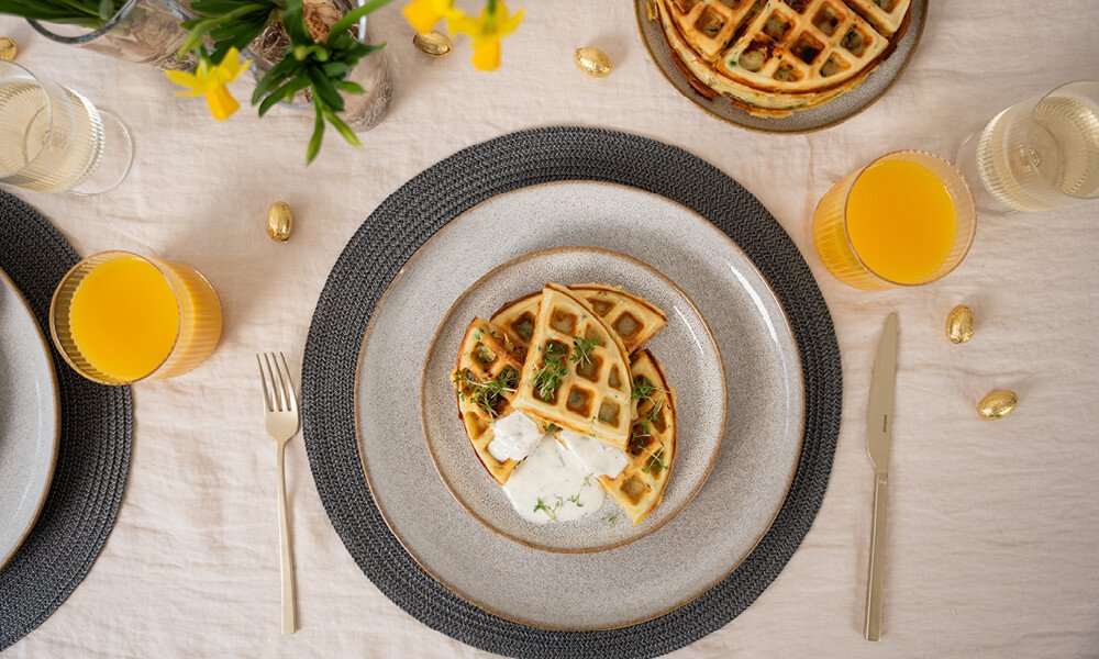 Herzhafte Zucchini-Waffeln mit Feta und Joghurtsoße-8