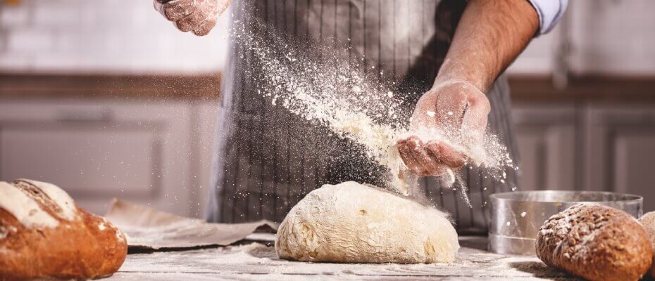 Ein Mann beim Brotbacken