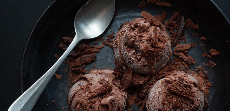 Eislöffel und Schokoladeneis