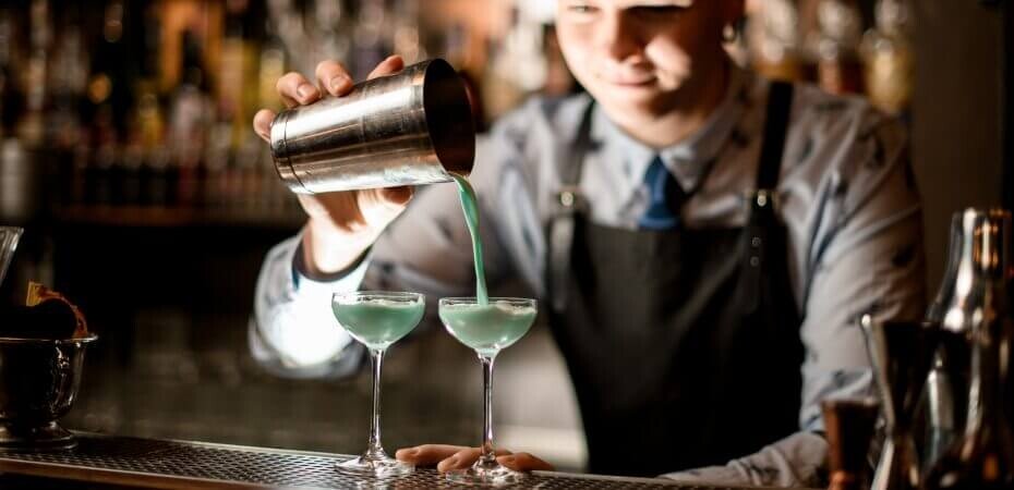 2 Likörgläser auf dem Bartresen