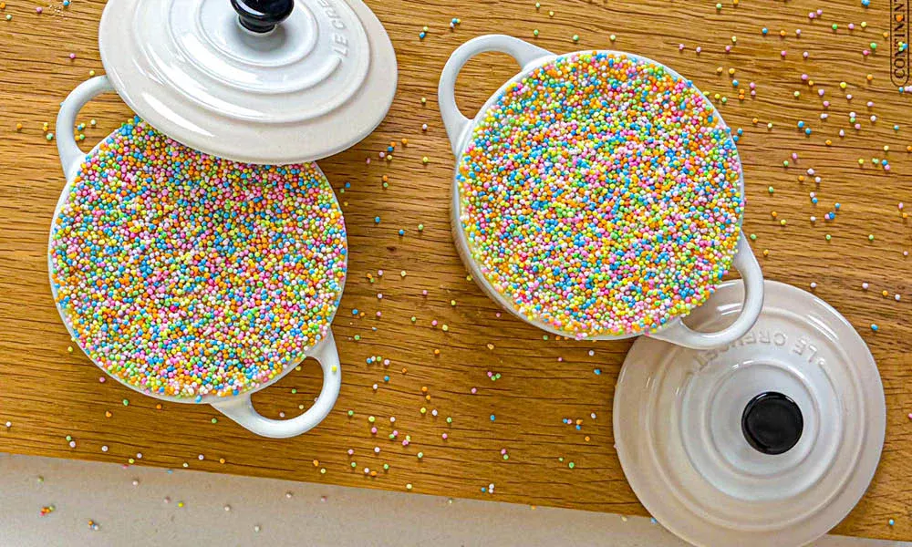 Klein, bunt und einfach zum Verlieben: Diese Dot Cakes aus der Mini-Cocotte bringen Farbe auf den Tisch.
