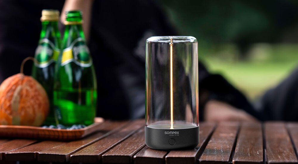 Sompex Pulse Akkuleuchte draußen auf einem Tisch