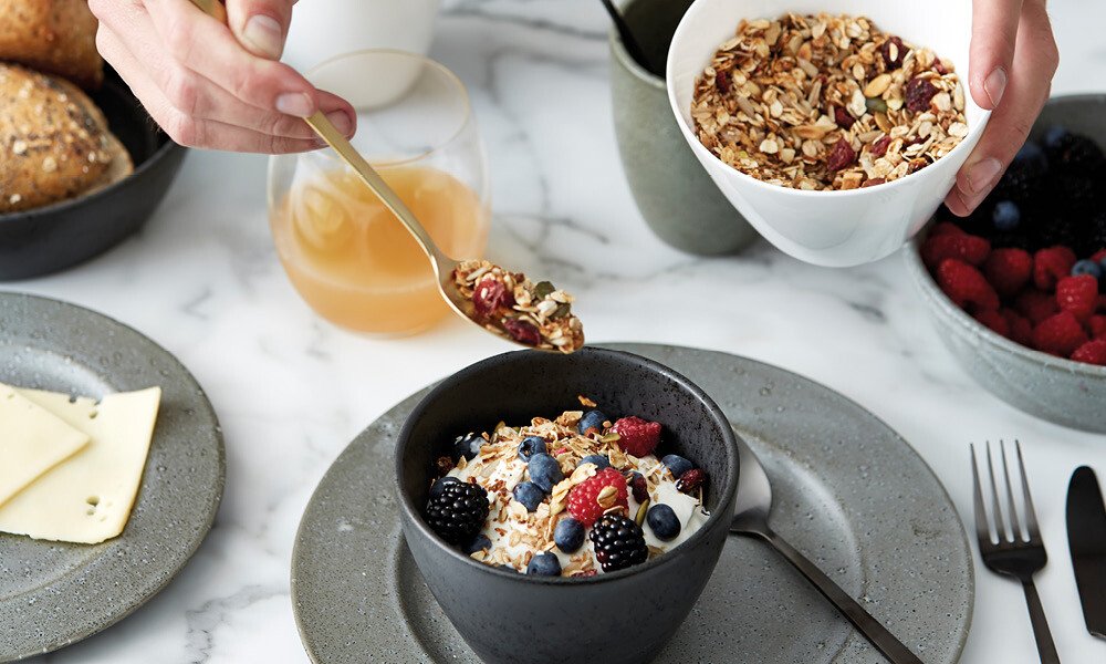 tischwelt-fruehstueckstisch-decken-magazin-fruehstueck-bitz-living-mueslischale