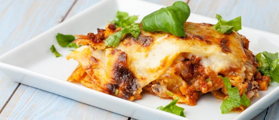 Lasagne auf einem eckigen Teller