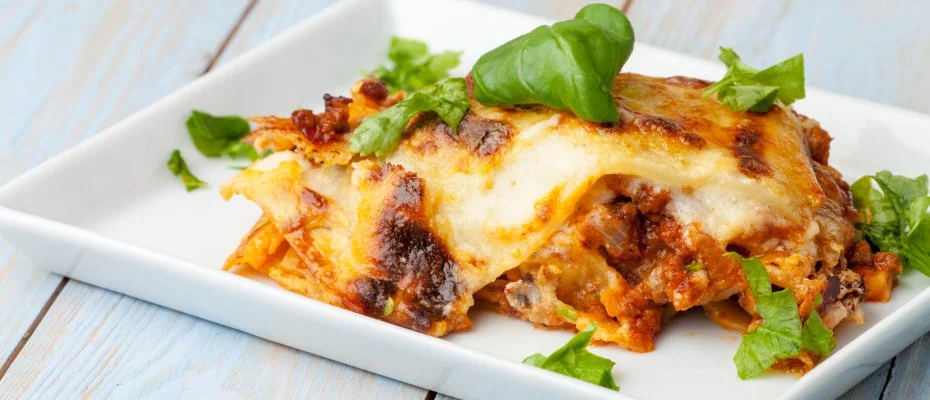 Lasagne auf einem eckigen Teller 