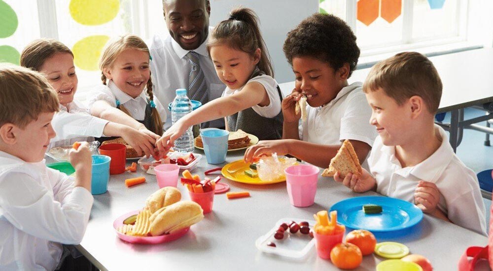 Kindergeschirr-Schule