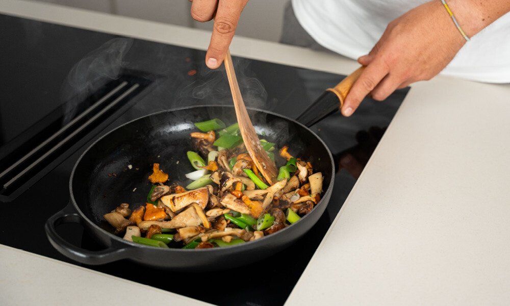 Pilzcarboanra-Rezeptidee-Pilzsaison-Herbstrezept-cremig-Pfanne-LeCreuset