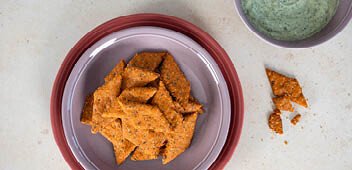 Vegane Linsencracker mit Kräuter-Dip