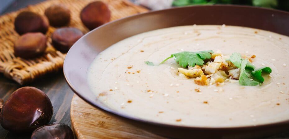 Tiefer Teller mit Suppe