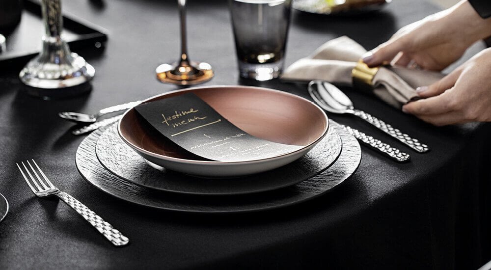 Platzteller auf Tisch