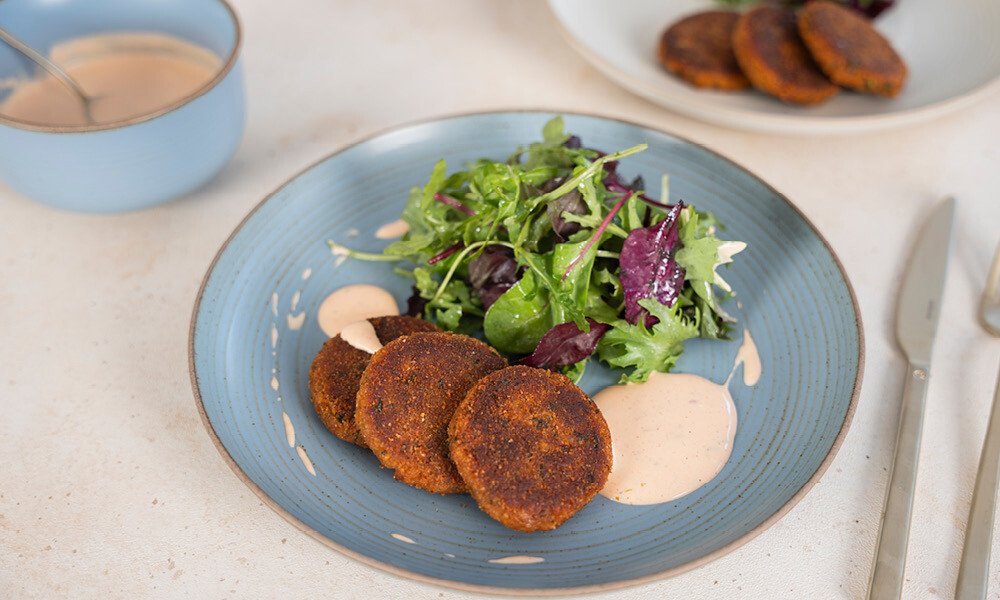 Knusprig gebraten, herrlich würzig und cremig begleitet und dabei komplett vegan.