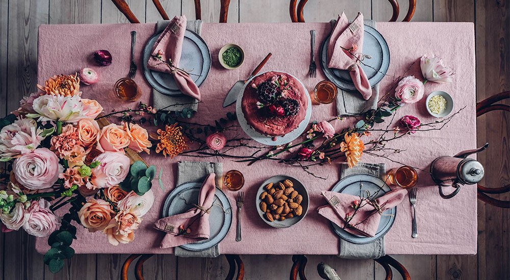 Eine rosa Tischdecke auf einer schönen gedeckten Tafel