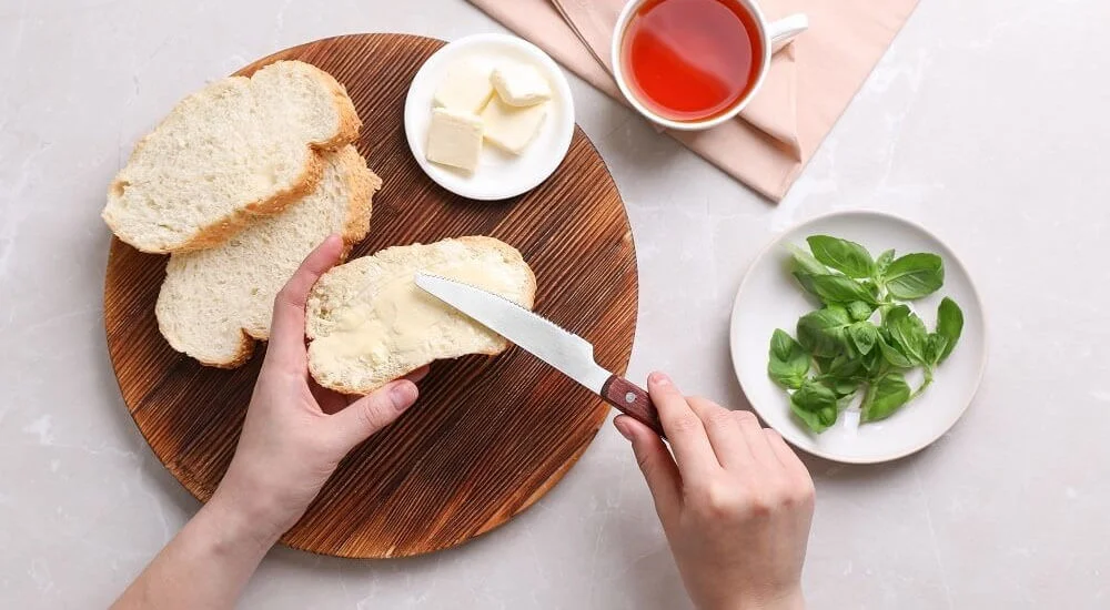 Messer auf Brot