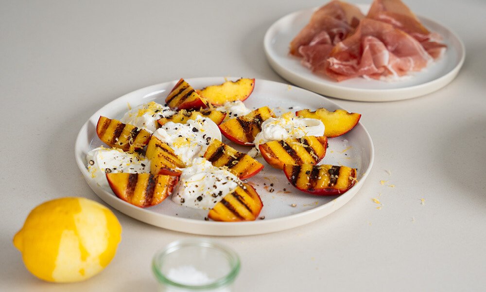 Gegrillte Pfirsiche mit Burrata und Röstbrot - Rezepte - Magazin ...