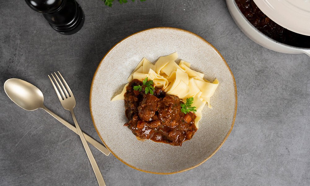 Zart geschmortes Rindergulasch mit breiten Bandnudeln – für gemütliche Momente.