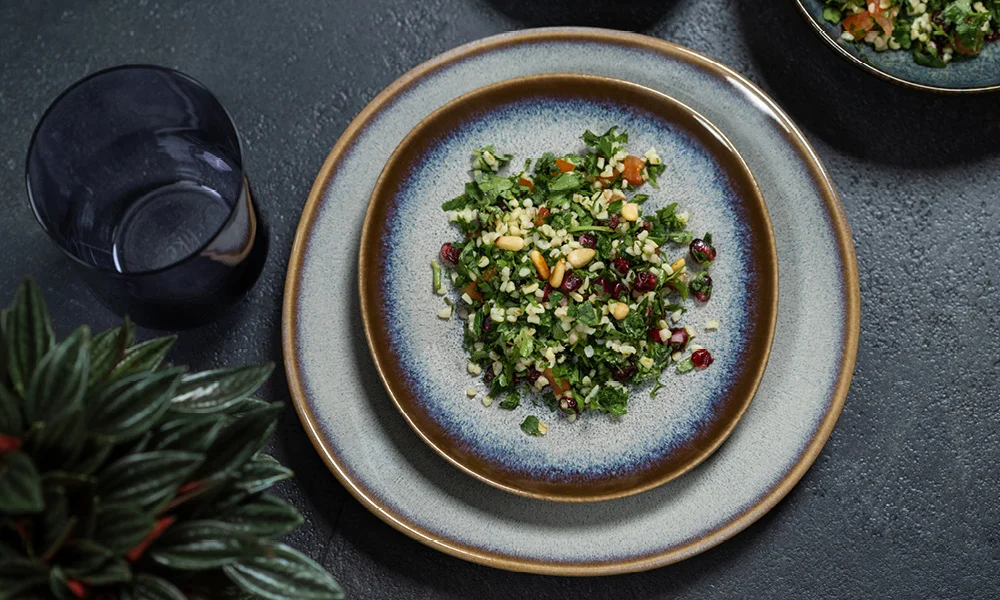Taboule-Salat auf Tellern von Villeroy &amp; Boch Lave