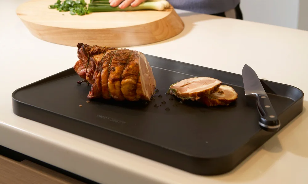 tischwelt-schneidebrett-kunststoff-joseph-joseph-cut-and-carve-messer-fleisch-schneiden-kueche