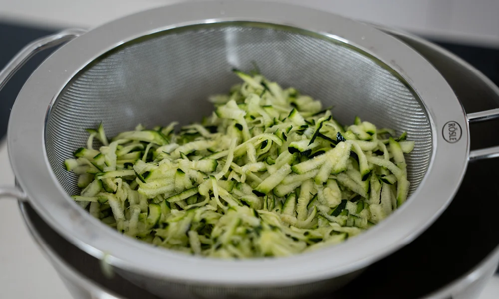 Herzhafte Zucchini-Waffeln mit Feta und Joghurtsoße-2
