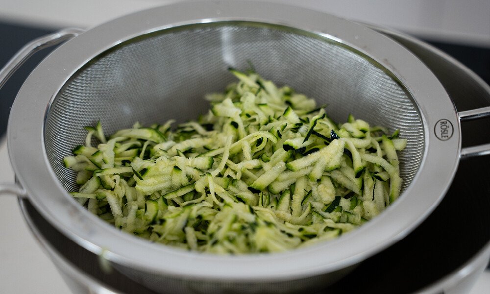 Herzhafte Zucchini-Waffeln mit Feta und Joghurtsoße - Rezepte - Magazin ...