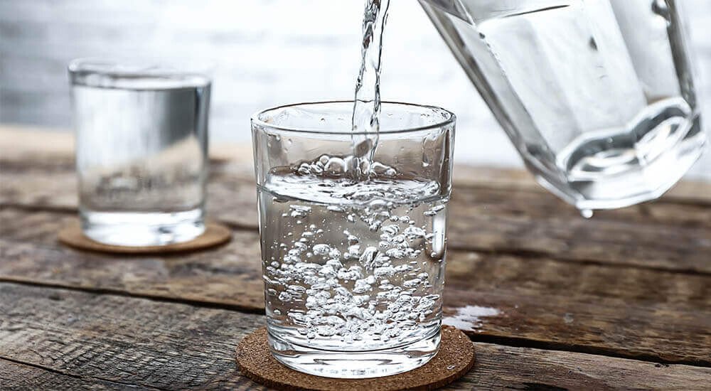 Wasserglas mit Wasser