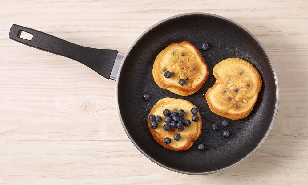 Quark-Pancakes mit Heidelbeeren 1000x600px