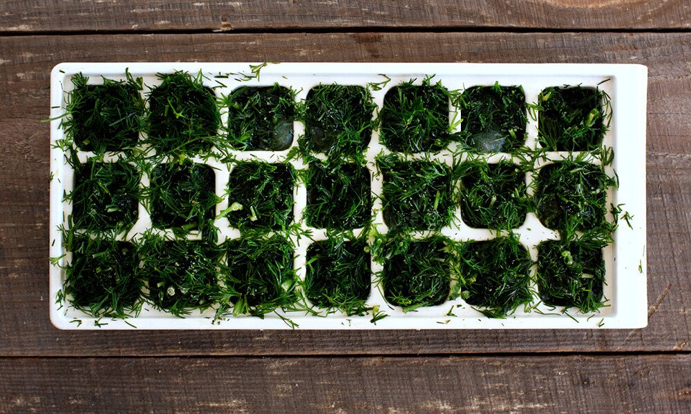 Kräuter zerkleinern und aufbewahren