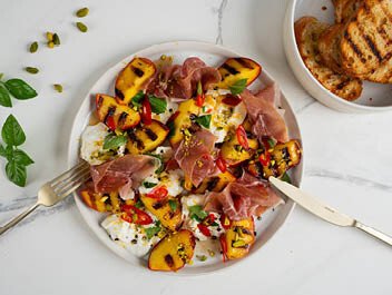 Gegrillte Pfirsiche mit Burrata