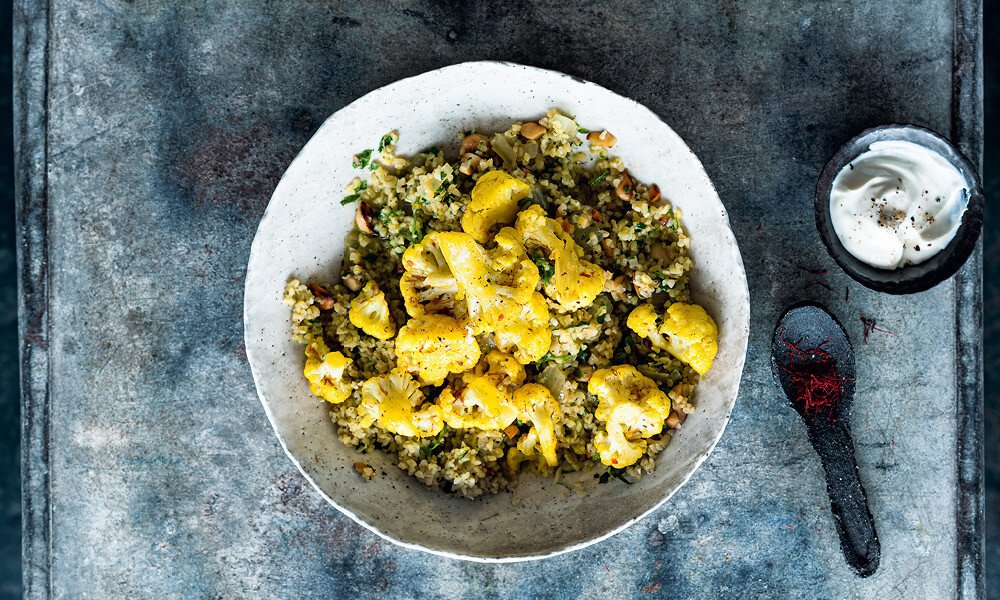 Safran-Blumenkohl mit Kräuter-Bulgur 1000x600px