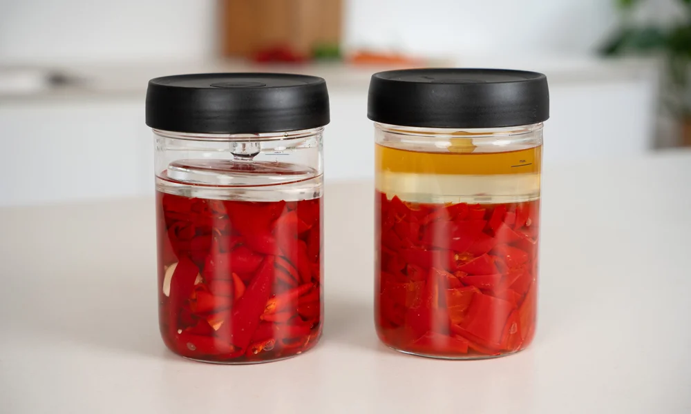 Vorher und nachher: links frisch angesetzt, rechts nach 1 bis 2 Wochen Fermentation.