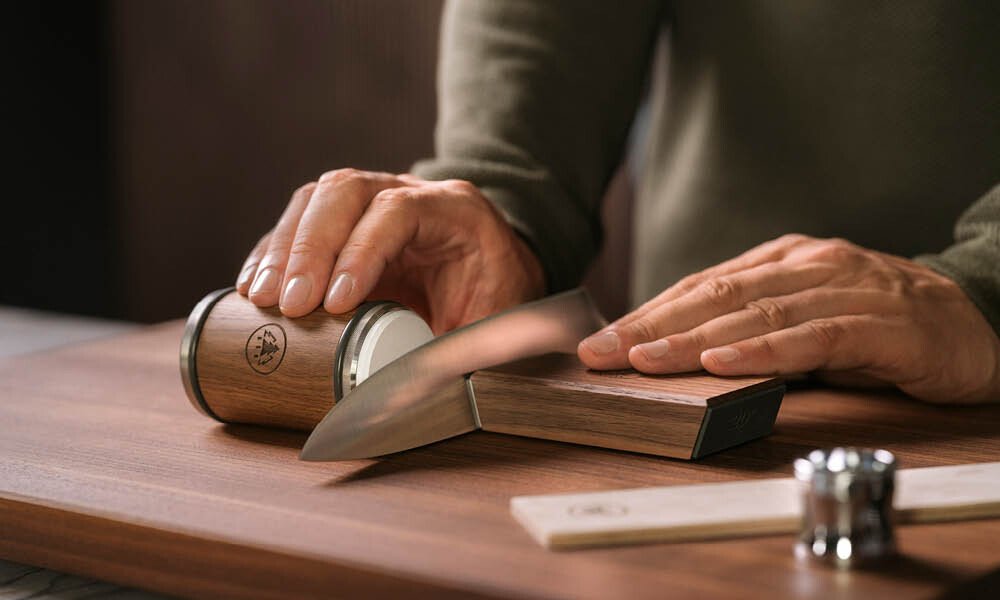 Bahnbrechende Erfindung: Der Rollschleifer erlaubt auch Laien, Messer exakt und korrekt zu schärfen.