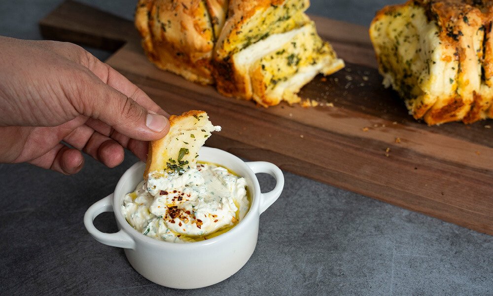grillen-beilage-zupfbrot-kraeuter-kaese-brot-knoblauch-12