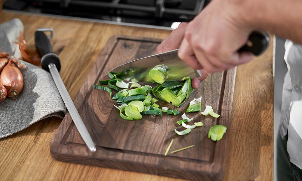 Damit Ihre Messer länger scharf bleiben, achten Sie auf das Material, auf dem Sie schneiden. Je härter es ist (Porzellan, Edestahl), desto schneller nutzt die Klinge ab Ideal sind Holzbretter.