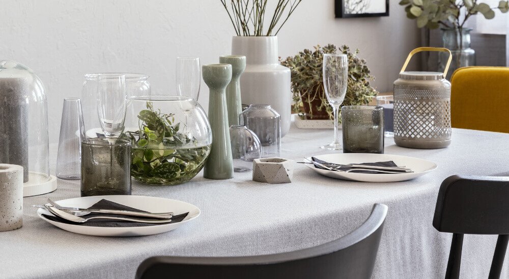 Geschirr mit Frühlingsmotiven