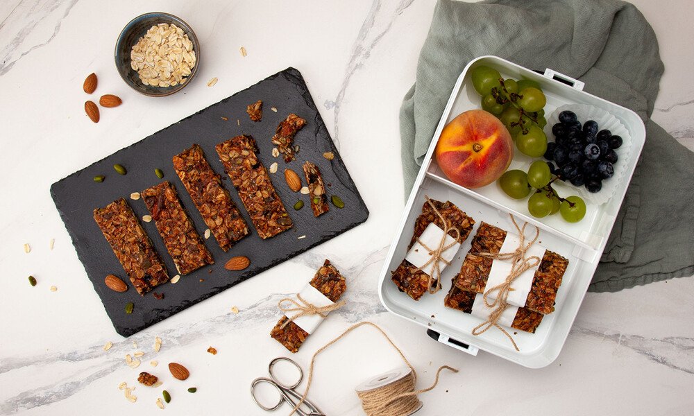 Müsliriegel mit Datteln und Chia 1000x600px