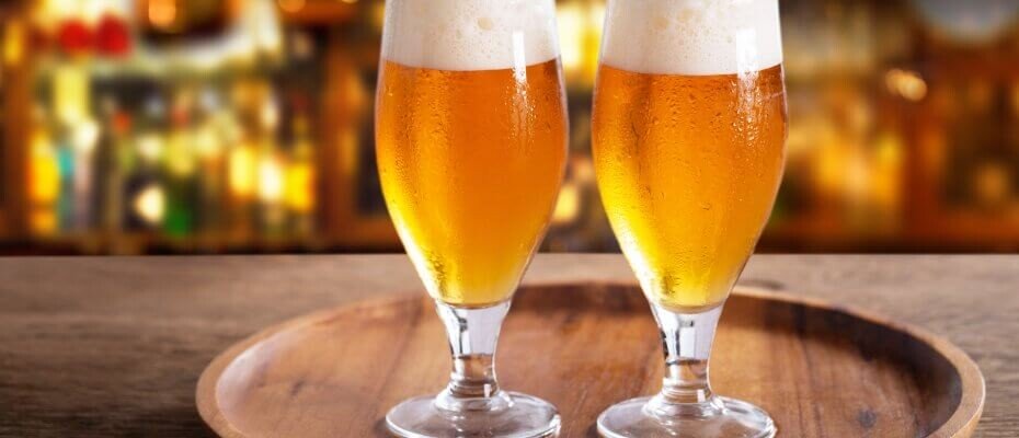 Zwei Pilsgläser auf einem Tablett