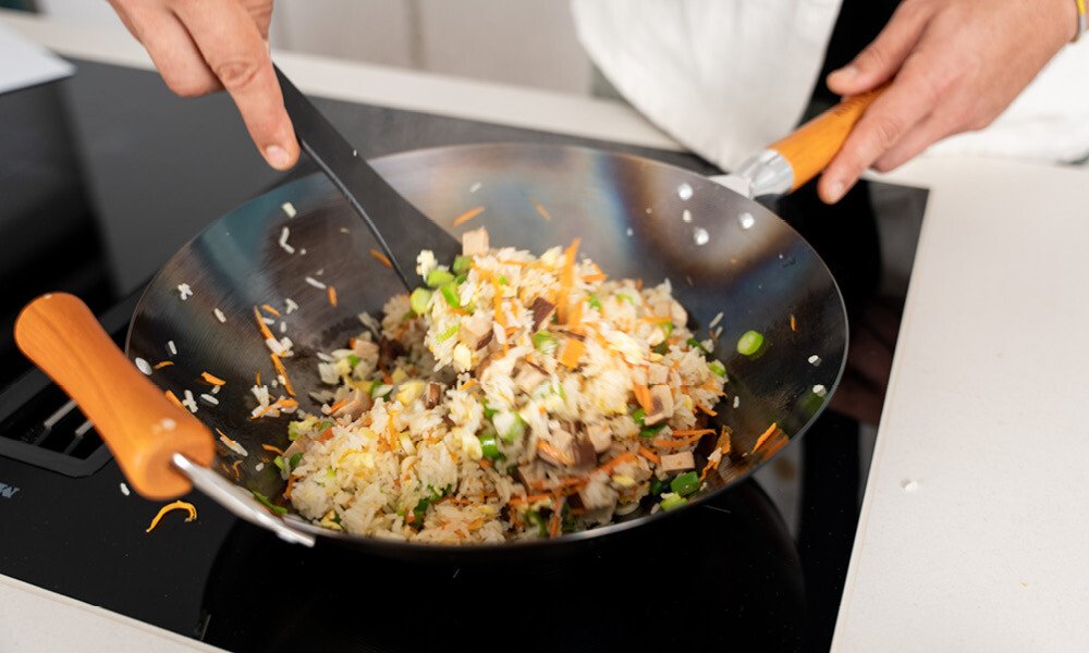 Gebratener Reis mit Räuchertofu aus dem Wok (Khao Pad) - Rezepte ...