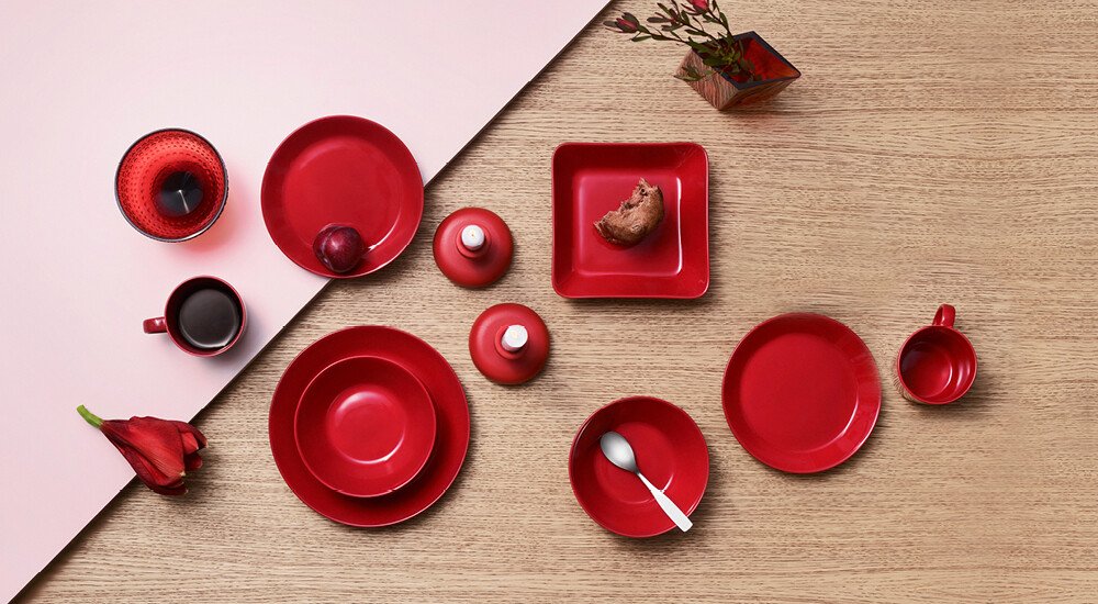 Iittala-teller-skandi-tischgedeck-extravagant-bunt-rot-blau-braun-schale