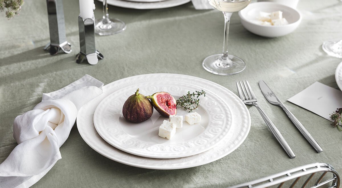 Zarte Eleganz: Die Flachen Teller wiegen leicht und bestechen durch ein feines Porzellanrelief.