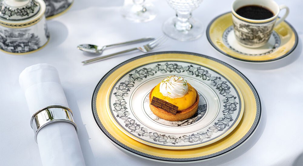 Ein Kuchenteller von Villeroy & Boch auf einer gedeckten Tafel