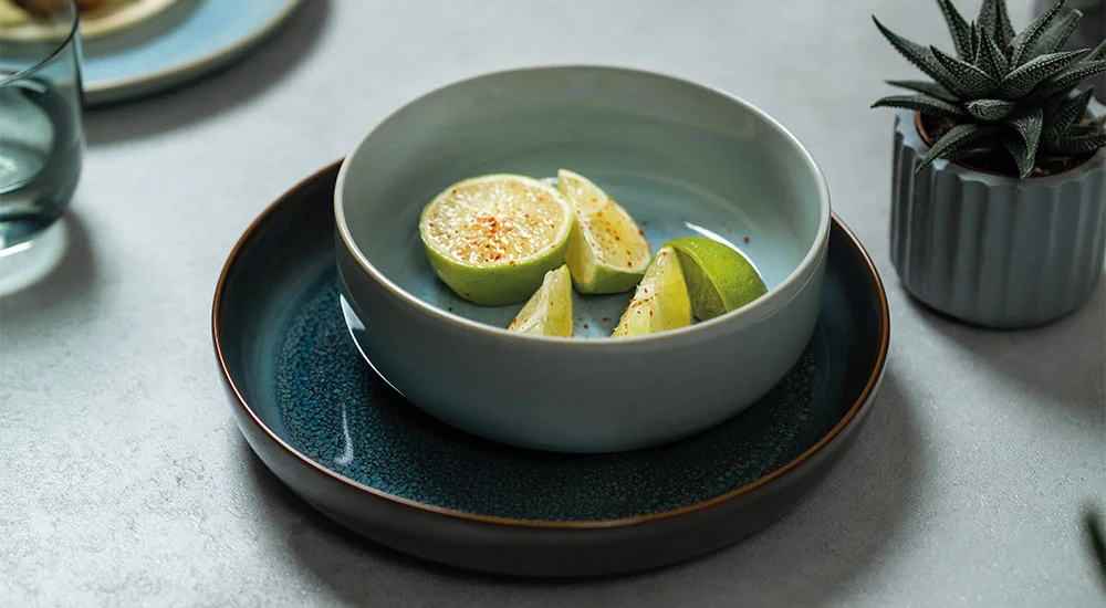 villeroy-boch-crafted-porzellan-geschirr-serie-cotton-blueberry-breeze-unikate-gedeckter-tisch
