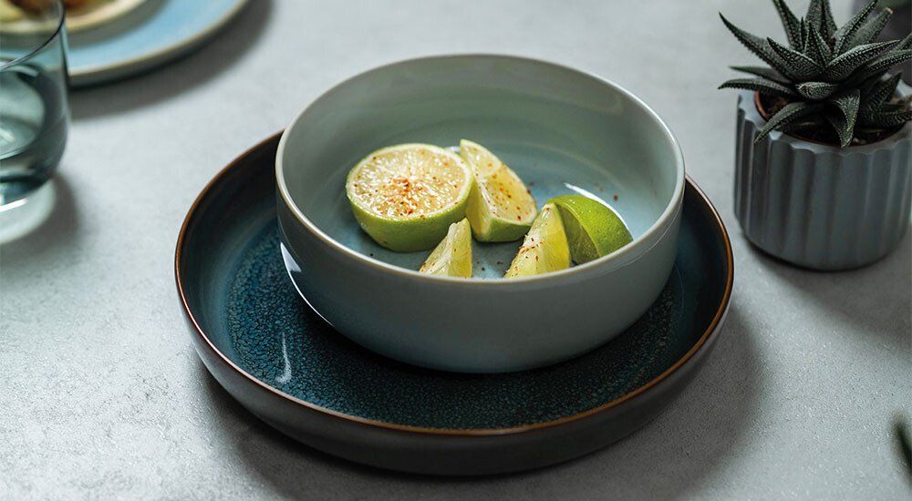 villeroy-boch-crafted-porzellan-geschirr-serie-cotton-blueberry-breeze-unikate-gedeckter-tisch