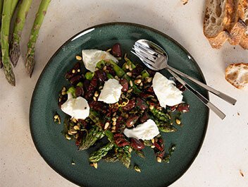 Grüner Spargel mit mediterraner Salsa